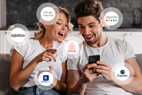 Frau und Mann beim Blick auf eines der Smartphones in ihren Händen; über das Bild verteilt Logos namhafter Hotelbuchungsportale.